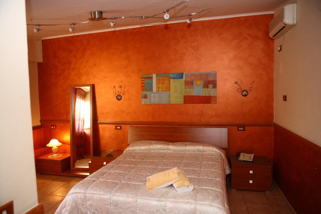 Hotel Meridiano Nápoles Quarto foto