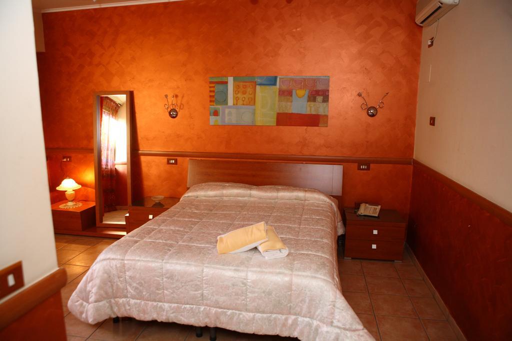Hotel Meridiano Nápoles Quarto foto